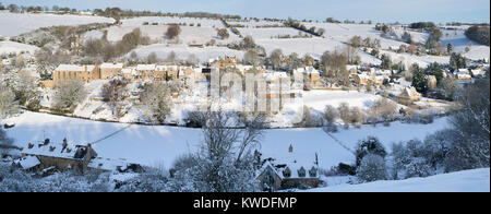 Naunton il Villaggio sotto la neve in dicembre. Naunton, Cotswolds, Gloucestershire, Inghilterra. Vista panoramica Foto Stock