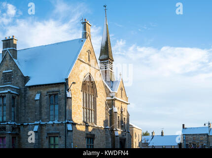 St Edwards hall in dicembre nella neve. Stow on the Wold, Cotswolds, Gloucestershire, Inghilterra Foto Stock