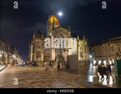 La luna sorge sopra la cattedrale di St Giles in Edinburgh Royal Mile. Foto Stock