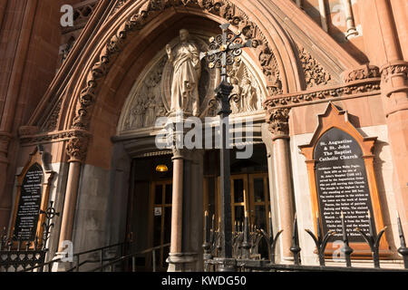 La Chiesa di Sant'Agostino e di San Giovanni Battista (aka John's Lane chiesa). Aperto nel 1874 sul sito di San Giovanni (ospedale fondato c. 1180). Du Foto Stock