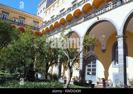 Napoli - Italia - Su 10/16/ il chiostro di San Gregorio Armeno a Napoli Foto Stock