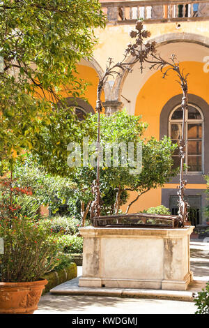 Napoli - Italia - Su 10/16/ il chiostro di San Gregorio Armeno a Napoli Foto Stock