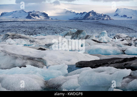 Ghiacciai, campi di ghiaccio e stupende lagune sono una parte della bellezza di Islanda Foto Stock