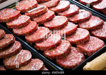 Burger assort sul contatore in bakers shop, close up Foto Stock