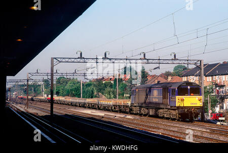 Una classe 58 locomotiva diesel numero 58005 lavorando una lunga ingegneri capi del treno in direzione sud lungo la linea principale della costa occidentale a sud di Kenton nella zona ovest di Londra. Il 19 ottobre 1997. Foto Stock