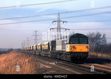 Una classe 58 locomotiva diesel numero 58026 con un treno di Bardon carri di pietra si avvicina Hoo giunzione nel Kent. Undicesimo Marzo 1995. Foto Stock