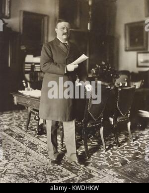 Presidente Theodore Roosevelt, 1907, in piedi dalla tabella, tenendo la carta nella mano destra. Da Washington DC, fotografo, B.M. Clinedinst (BSLOC 2017 6 54) Foto Stock