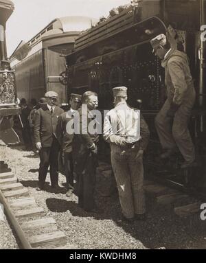 Presidente Theodore Roosevelt parlando con operai ferroviari, aprile-giugno 1906. In piedi accanto alla vettura a carbone, il gruppo comprende la locomotiva degli operatori e conduttori. Posizione non identificato (BSLOC 2017 6 62) Foto Stock