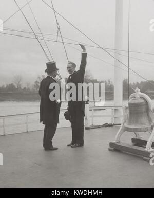 Presidente Theodore Roosevelt e al Servizio Forestale Capo Gifford Pinchot, sulla SS del Mississippi. Ott. 1-6, 1907. Il Presidente è stato su un tour che parla del fiume Mississippi di avvocato la sua politica in materia di conservazione e di gestione federale di noi su acque interne uso e trasporto (BSLOC 2017 6 69) Foto Stock