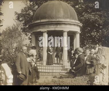 Theodore Roosevelt permanente al Andrew Jacksons tomba, presso l'eremo, Ott 22, 1907. La sig.ra Maria C. Dorris, degli onorevoli Hermitage Association sta con il presidente che ha suggerito che la nazione deve sostenere finanziariamente la cura, ma non interferiscono con la gestione del sito storico (BSLOC 2017 6 71) Foto Stock