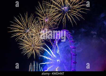 London, Regno Unito - 1 gennaio 2018. Fuochi d'artificio presso il London Eye nella capitale britannica celebra la fine del 2017 e l'arrivo del nuovo anno. Foto Stock