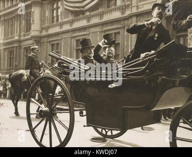 Theodore Roosevelt camminando con il sindaco Gaynor e Alfred Gwynne Vanderbilt, 18 giugno 1910. Essi sfilavano a cinque miglia fino Manhattan viali con immensa folla festante, 18 giugno 1910 (BSLOC 2017 8 25) Foto Stock