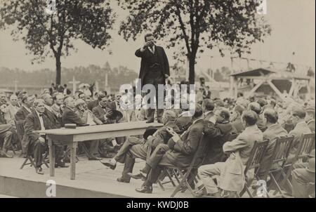 Ex-President Theodore Roosevelt con due cronisti di Herkimer, Upstate New York. In Agosto 23, 1910, ha detto ai giornalisti la vecchia guardia non deve essere la regola e se vogliono una lotta. Ill dare loro uno. William Barnes, i conservatori repubblicani boss di Albany, era vecchia guardia (BSLOC 2017 8 29) Foto Stock