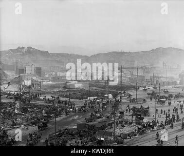 Attività tra le rovine di San Francisco il terremoto e 3 giorni di fuoco in aprile 1906. Casa carri trainati mill nelle strade sotto il russo e il Telegraph colline. Foto scattata dal tetto del traghetto Post Office (BSLOC 2017 17 48) Foto Stock