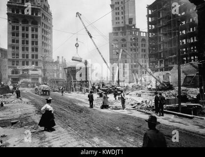 San Francisco ricostruzione dopo il 18 aprile 1906 il terremoto e fuoco. Una gru è in movimento macerie, come alcuni uomini e una donna a piedi da nel 1906 (BSLOC 2017 17 52) Foto Stock