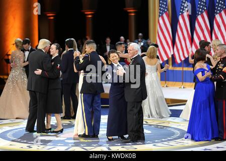 Presidente Donald Trump, VP Mike Pence, e mogli di danza con i militari e i soccorritori. Essi sono in omaggio per i nostri servizi armati palla al National Building Museum di Washington, 20 gennaio, 2017 (BSLOC 2017 18 126) Foto Stock