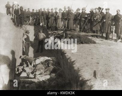 La sepoltura dei Nativi Americani vittime del Wounded Knee il massacro, nel gennaio 1891. La US Army assunti i lavoratori a raccogliere i corpi, scavare una fossa comune fossa e a seppellire 146 corpi. La tomba è stata scavata sulla stessa collina dalla quale l'artiglieria sparato durante la battaglia (BSLOC 2017 18 23) Foto Stock