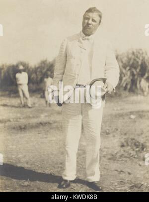 Presidente Theodore Roosevelt presso la stazione ferroviaria di Arecibo, Puerto Rico, nov. 21-22, 1906. TR pone in modo informale in un ambiente informale e estate abito bianco durante i suoi diciassette giorni di viaggio a Panama e Puerto Rico. Egli fu il primo presidente a rendere un funzionario diplomatico tour al di fuori degli Stati Uniti continentali (BSLOC 2017 6 52) Foto Stock