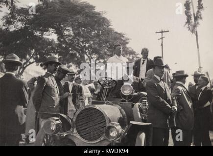 Presidente Theodore Roosevelt in piedi in un auto a Caguas, Porto Rico, nov. 21-22, 1906. Al momento Porto Rico era un protettorato Usa con il proprio governo civile. Durante la sua visita, TR raccomandato Puerto Ricans diventare cittadini degli Stati Uniti, che è venuto a passare sotto Pres. Woodrow Wilson nel 1916 (BSLOC 2017 6 65) Foto Stock