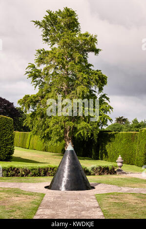 Antony House, Torpoint, Cornwall, Regno Unito. Il cono di Antony, una scultura d'acqua progettati da William Pye. Esso riecheggia la famosa TAGLIATA yew cono in giardino Foto Stock