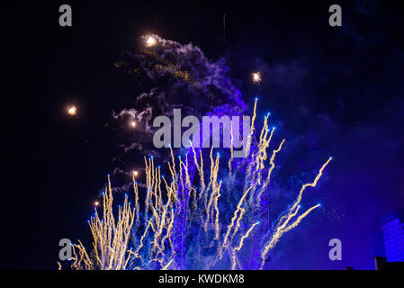 London, Regno Unito - 1 gennaio 2018. Fuochi d'artificio presso il London Eye nella capitale britannica celebra la fine del 2017 e l'arrivo del nuovo anno. Foto Stock