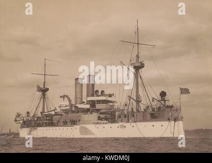 USS Maine all'ancoraggio in un porto statunitense, c. 1896. Commissionato nel 1895 lei era di 2a classe corazzata (BSLOC 2017 10 10) Foto Stock