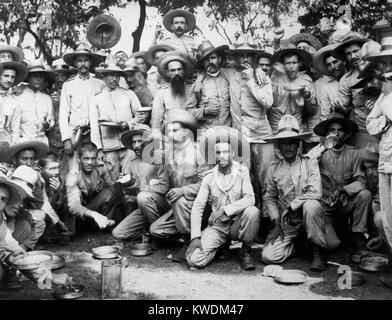 Lo spagnolo di prigionieri di guerra di mangiare in noi cattività a Manila, 1898. Il rivoluzionario filippino soldati guidato da Emilio Aguinaldo ruotato oltre 15.000 spagnolo i prigionieri di guerra per gli americani nel maggio-giugno 1898. I filippini hanno combattuto nella campagna più informale gli alleati degli Stati Uniti contro la Spagna, mentre la flotta Deweys atteso l'arrivo di noi forza expeditionary (BSLOC 2017 10 67) Foto Stock