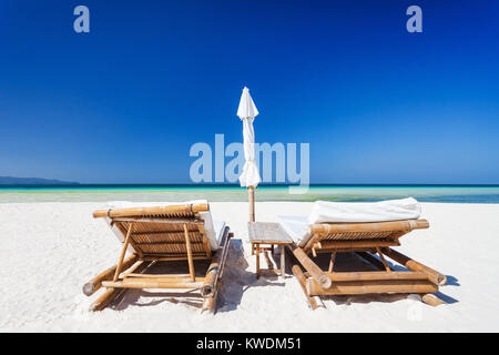 I lettini sulla spiaggia solitaria, Boracay Foto Stock