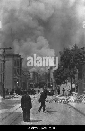 Residenti cinesi di San Francisco guardando il fuoco a seguito del terremoto del 18 aprile 1906. In lontananza sono una folla di gente che si muove lontano dalla zona di fuoco. Foto di Arnold Genthe (BSLOC 2017 17 19) Foto Stock