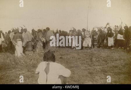 Nativi americani esecuzione rituale danza fantasma c. 1890. In cinque giorni di danza visioni indotta di unione con parenti morti, che sono state poi condivise tra i ballerini. Foto di James Mooney, un etnologo con noi Dipartimento degli Interni (BSLOC 2017 18 4) Foto Stock