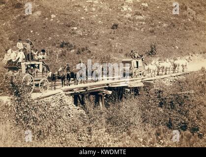 Due affollata Deadwood coach in Sud Dakota, 1889. Prospero Uomini onda o suggerimento i loro cappelli per il fotografo. Come statualità affrontato nel 1880, vi erano 500.000 Euro-Americans in Sud Dakota, rispetto al solo 70.000 Nativi Americani (BSLOC 2017 18 57) Foto Stock