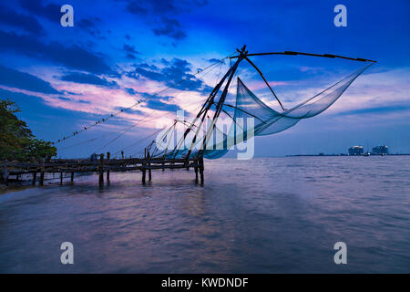 Cinese tradizionale rete da pesca a Fort Cochin, India Foto Stock