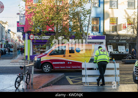 La guardia di sicurezza sul dovere di Grand Parade, Cork, Irlanda Foto Stock