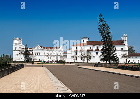 Piazza e chiese in Old Goa, India Foto Stock