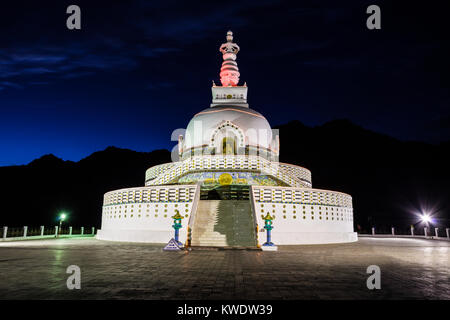 Shanti Stupa è un buddista white-cupola stupa in Leh, India. Foto Stock