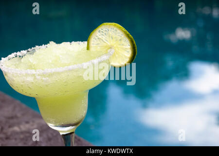 Congelati Marguerita guarnire con piscina Foto Stock