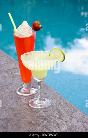 A bordo piscina ancora vita di un Daquiri ghiacciato e marguerita ghiacciata con Garnishes Foto Stock