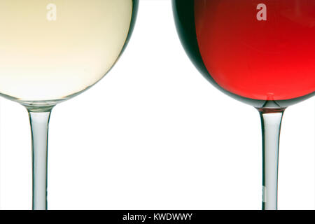 Ectreme Close up di bicchieri di vino rosso e bianco su sfondo semplice Foto Stock