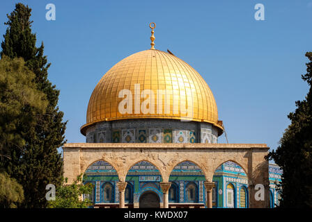 Zoom foto della cupola dorata della roccia, pietra miliare di Israele, situato dentro le mura della vecchia Gerusalemme Foto Stock