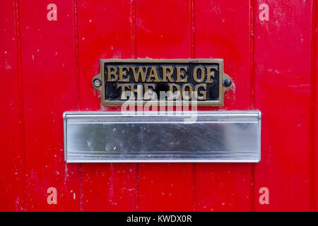 Attenzione del segno del cane sul cancello anteriore della casa sopra letter box Foto Stock