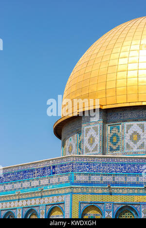 La cupola dorata della roccia, luogo sacro per i musulmani e importante pietra miliare di Israele, situato dentro le mura della vecchia Gerusalemme Foto Stock