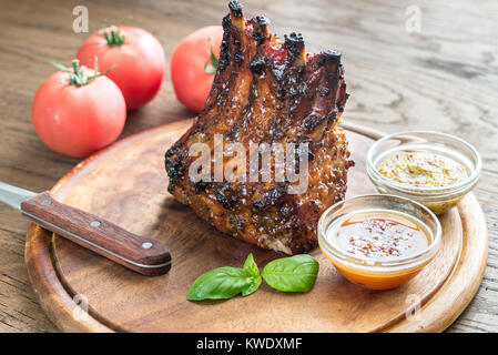 Grigliata di costolette di maiale in salsa barbecue Foto Stock