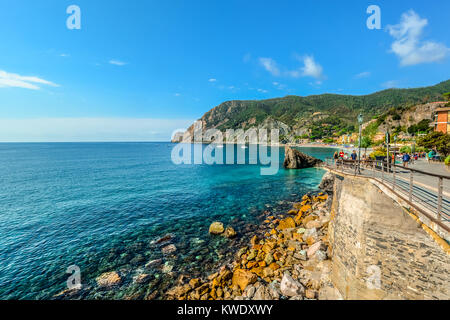 Colorato mar ligure presso la costa della spiaggia di Fegina, la spiaggia di Monterosso al Mare nelle Cinque Terre Italia Foto Stock