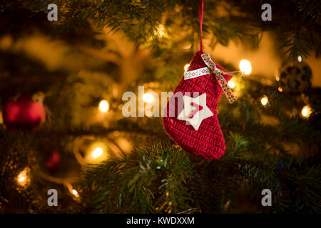 Tradizionale Calendario d'Avvento calza con la data della settima di dicembre appeso su un tradizionale albero di natale. Foto Stock