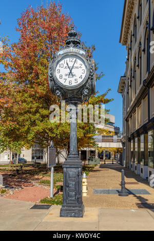 Vecchio vintage, storica città pubblicità orologio Klein & Figlio gioiellieri chiaramente visualizzato nel centro di Montgomery, Alabama, Stati Uniti d'America. Foto Stock