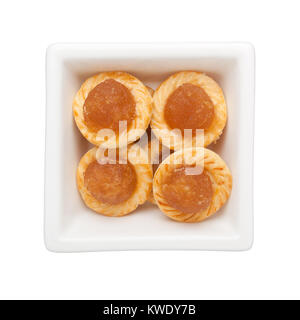 Torte ananas in un recipiente quadrato isolato su sfondo bianco Foto Stock