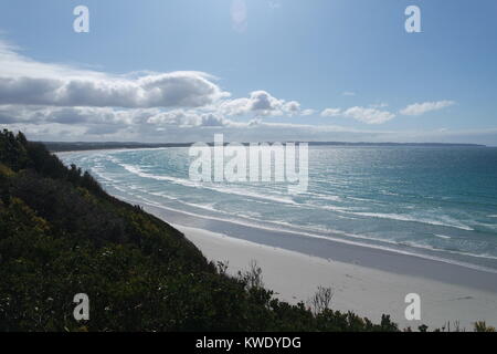 Bellissimo paesaggio marino con il sole che splende sulle onde di whitewater Foto Stock