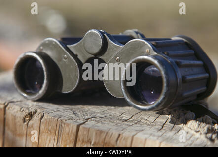 Vecchio binocolo militare si trova sul moncone Foto Stock