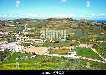 Vista in elevazione guardando a Nord presso la campagna circostante si vede dalla cittadella, Victoria (Rabat), Gozo, Malta, l'Europa. Foto Stock