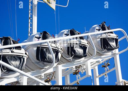 Scialuppa di salvataggio baccelli sul Canale di Gozo Line traghetto, Malta, l'Europa. Foto Stock